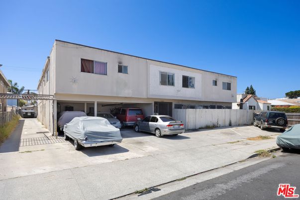 Exterior, Facade, Rowhouse