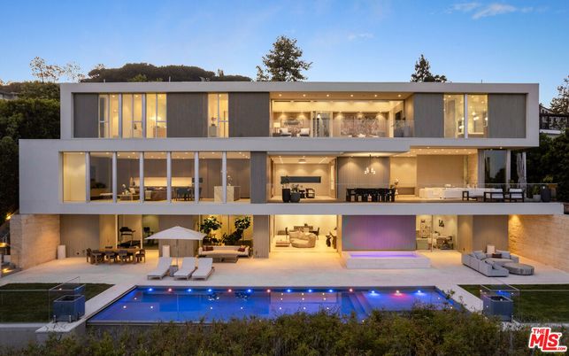 Exterior, Facade, Pool, Modern