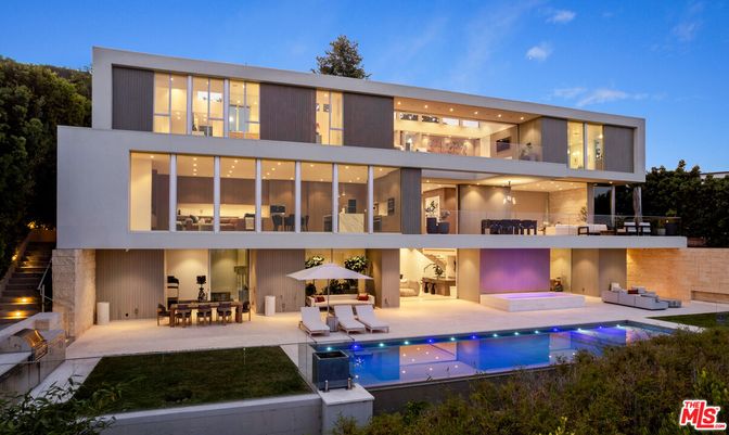 Exterior, Facade, Pool, Modern
