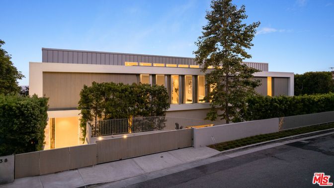 Exterior, Facade, Modern