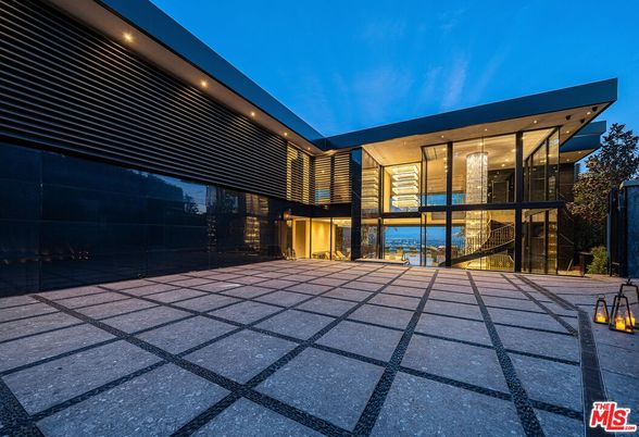 Backyard, Exterior, Facade, Modern