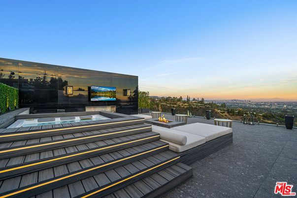 Exterior, Fireplace, Pool