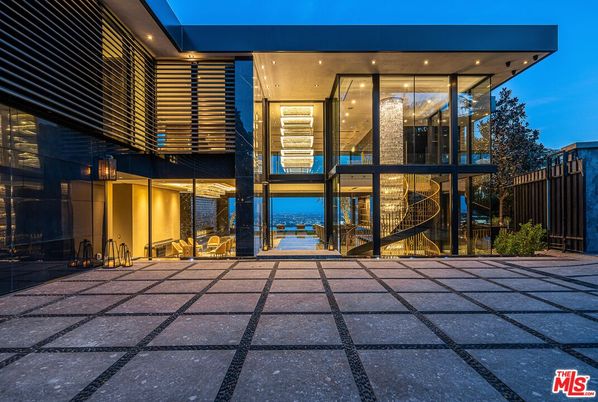 Exterior, Facade, Modern