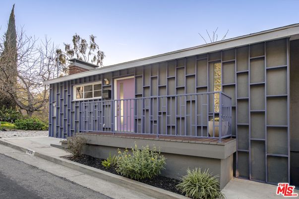 Exterior, Facade, Modern
