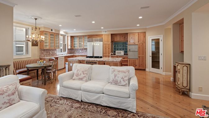 Chandelier, Dining room, Interior, Kitchen, Living room, Recessed Lighting, Wood Texture Flooring