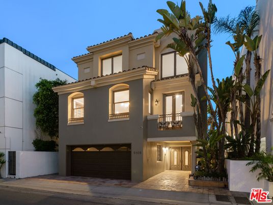 Attached, Exterior, Facade, Mediterranean