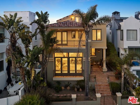 Exterior, Facade, Mediterranean