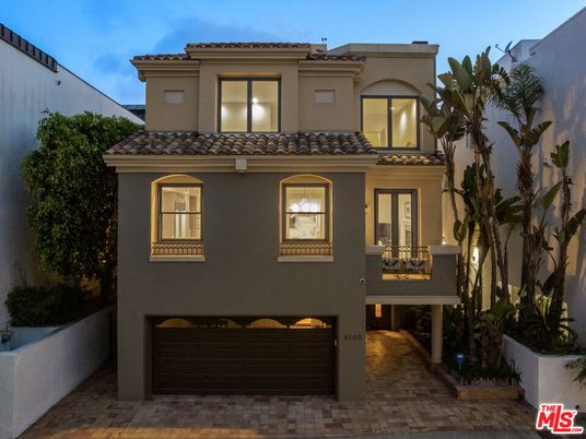 Attached, Exterior, Facade, Mediterranean
