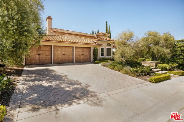 Attached, Exterior, Facade, Mediterranean