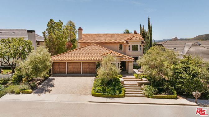 Attached, Exterior, Facade, Mediterranean