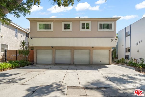 Attached, Exterior, Facade, Mediterranean