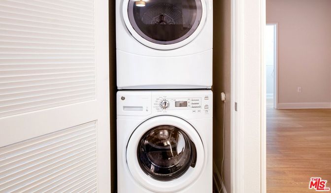 Interior, Utility Closets, Washer, Wood Texture Flooring
