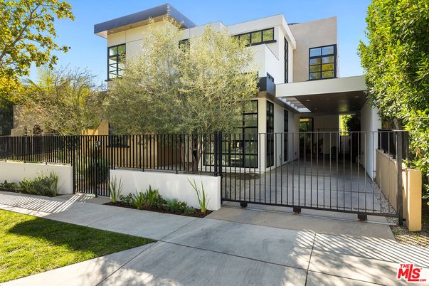 Exterior, Facade, Modern