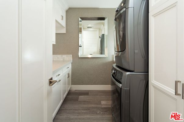 Interior, Recessed Lighting, Washer, Wood Texture Flooring