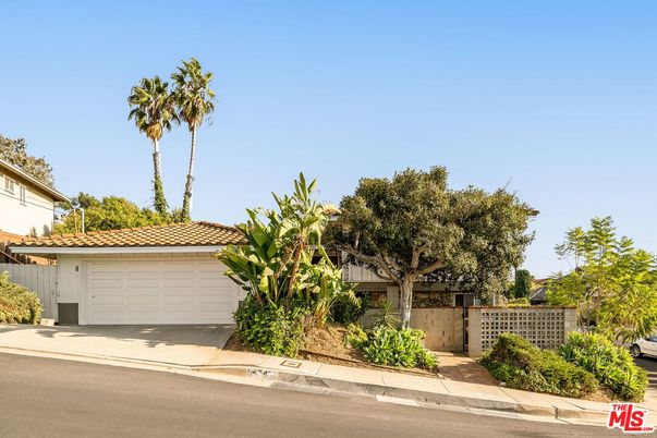 Attached, Exterior, Facade, Mediterranean