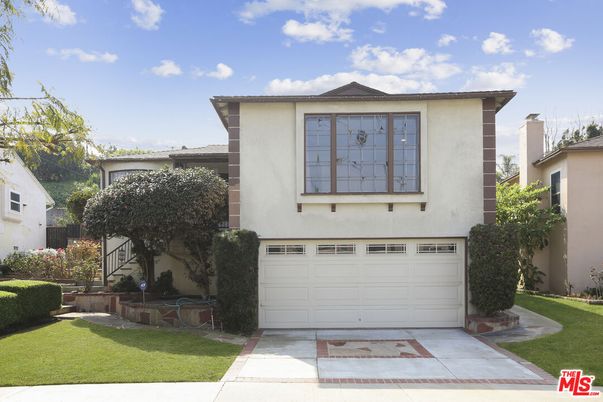 Attached, Exterior, Facade, Mediterranean