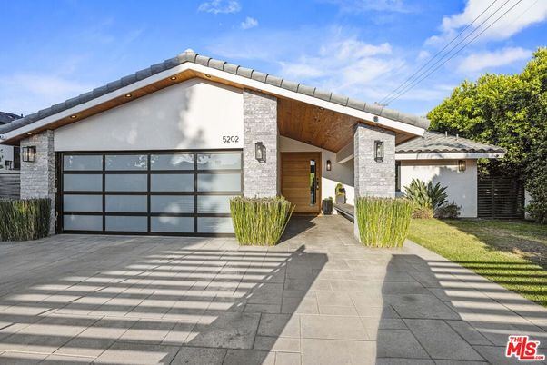 Attached, Exterior, Facade, Modern
