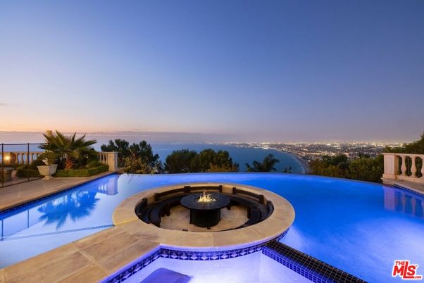 Exterior, Pool, Water