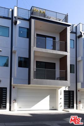 Exterior, Facade, Rowhouse