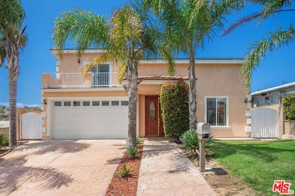 Attached, Exterior, Facade, Mediterranean