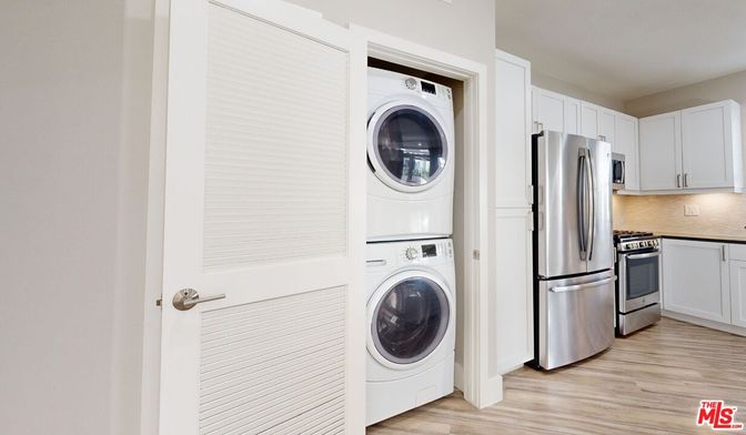 Interior, Utility Closets, Washer, Wood Texture Flooring