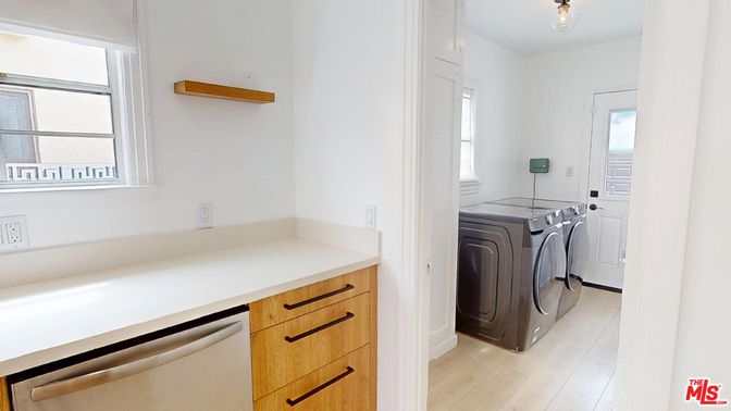 Interior, Washer, Wood Texture Flooring