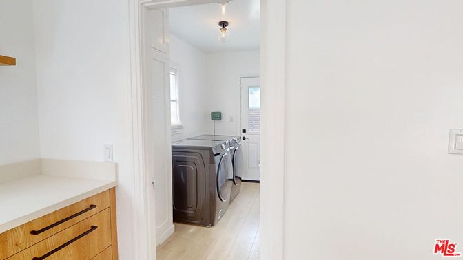 Interior, Utility Closets, Washer, Wood Texture Flooring