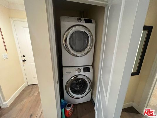 Interior, Utility Closets, Washer, Wood Texture Flooring