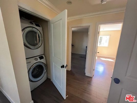 Interior, Utility Closets, Washer, Wood Texture Flooring