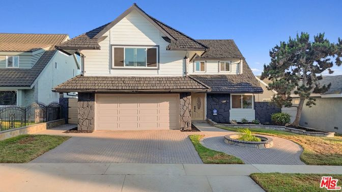 Attached, Exterior, Facade, Farmhouse