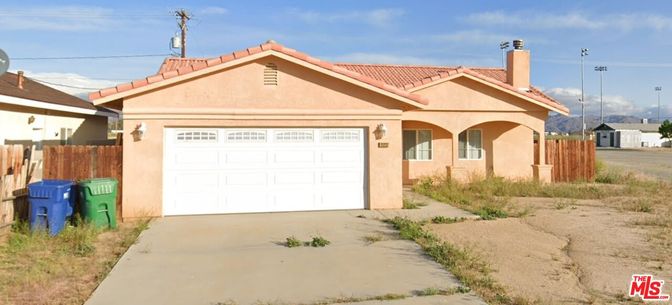 Attached, Exterior, Facade, Mediterranean