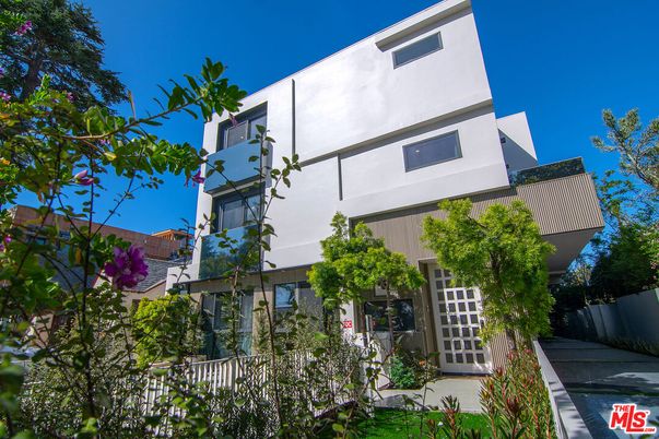 Exterior, Facade, Modern