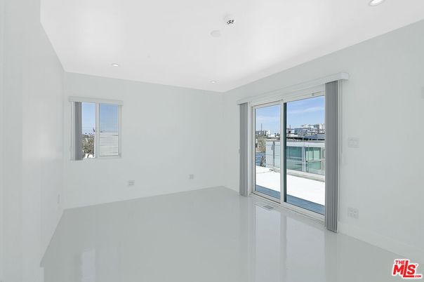 Empty room, Interior, Recessed Lighting, Water