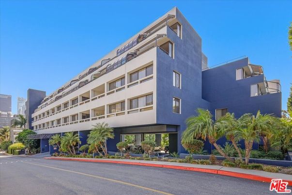 Exterior, Facade, Condo Building