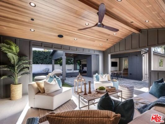 Exterior, Interior, Living room, Recessed Lighting, Wooden Ceilings