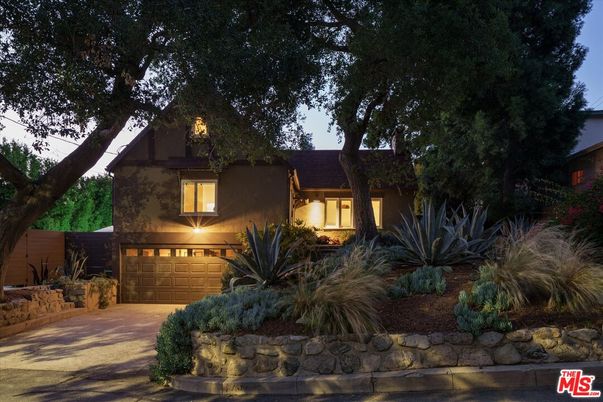 Attached, Exterior, Facade, Modern