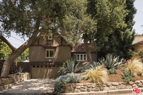 Attached, Exterior, Facade, Tudor Revival