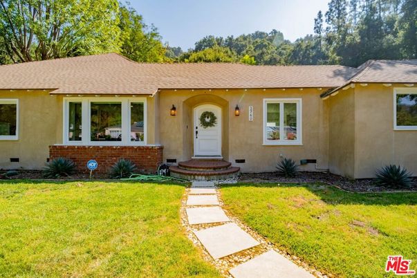 Backyard, Exterior, Facade, Ranch