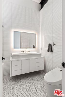 Bathroom, Dual Sink Vanities, Interior