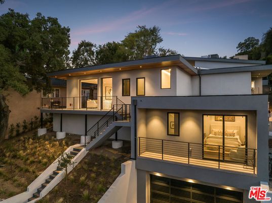 Exterior, Facade, Modern