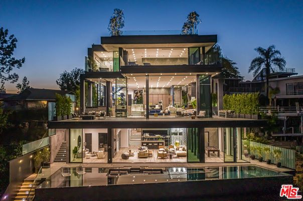 Exterior, Facade, Pool, Modern