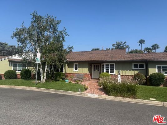 Exterior, Facade, Ranch
