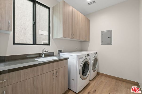 Interior, Recessed Lighting, Washer, Wood Texture Flooring