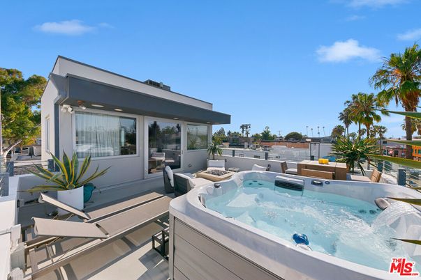 Exterior, Hot Tub