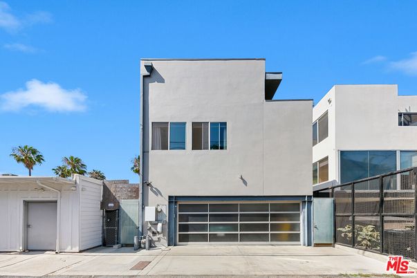 Attached, Exterior, Facade, Modern