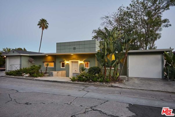 Attached, Exterior, Facade, Modern