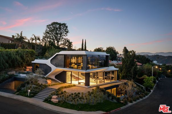 Exterior, Facade, Modern