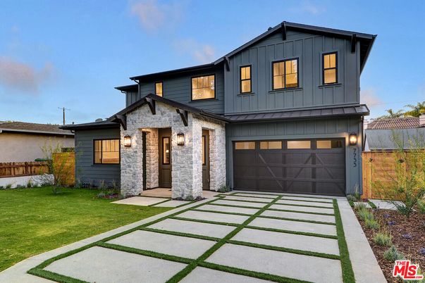 Attached, Exterior, Facade, Farmhouse