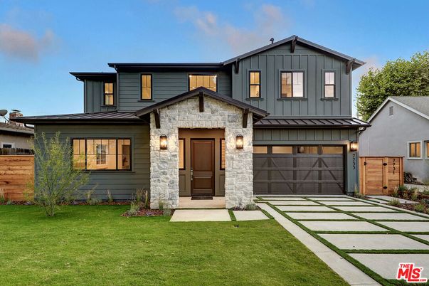 Attached, Exterior, Facade, Farmhouse