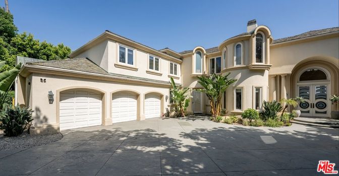 Attached, Exterior, Facade, Mediterranean